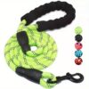 Laisse pour chien réfléchissante de couleur vert fluo avec poignée rembourrée noire et mousqueton robuste.