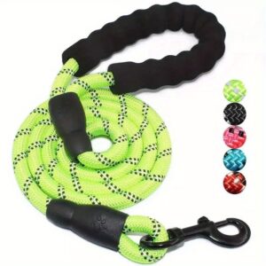 Laisse pour chien réfléchissante de couleur vert fluo avec poignée rembourrée noire et mousqueton robuste.