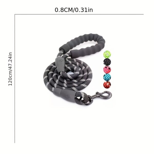 La laisse résistante en corde tressée noir et blanc pour chiens, avec poignée confort en silicone et mousqueton métallique robuste, disponible en plusieurs couleurs.