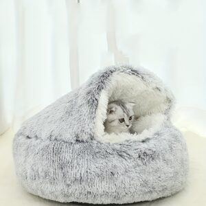Chat tigré reposant dans un nid pour chat en fausse fourrure grise.