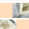Gros plan sur la texture de la fausse fourrure grise d'un nid pour chat.